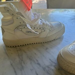 OFF-WHITE sneakers Very good condition no scratch or damage only 2 minor spots